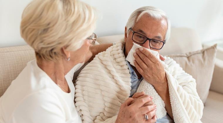 Kvinder sidder i sofa sammen med mand med lungeinfektion